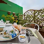 לינה וארוחת בוקר Sky Sleeping 3*