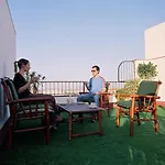 לינה וארוחת בוקר Sky Sleeping 3*